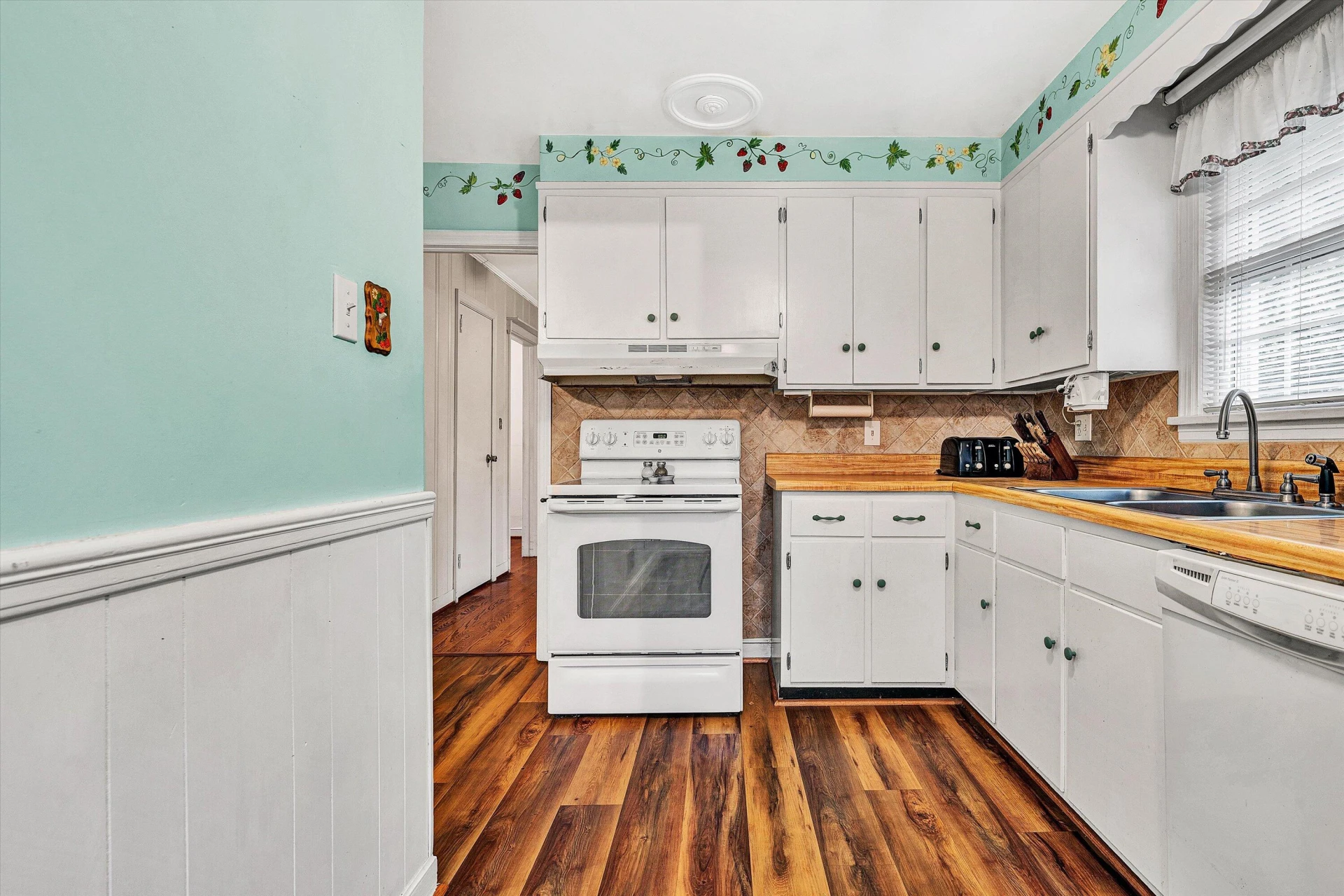 2401 Maiden LN - Photo 6