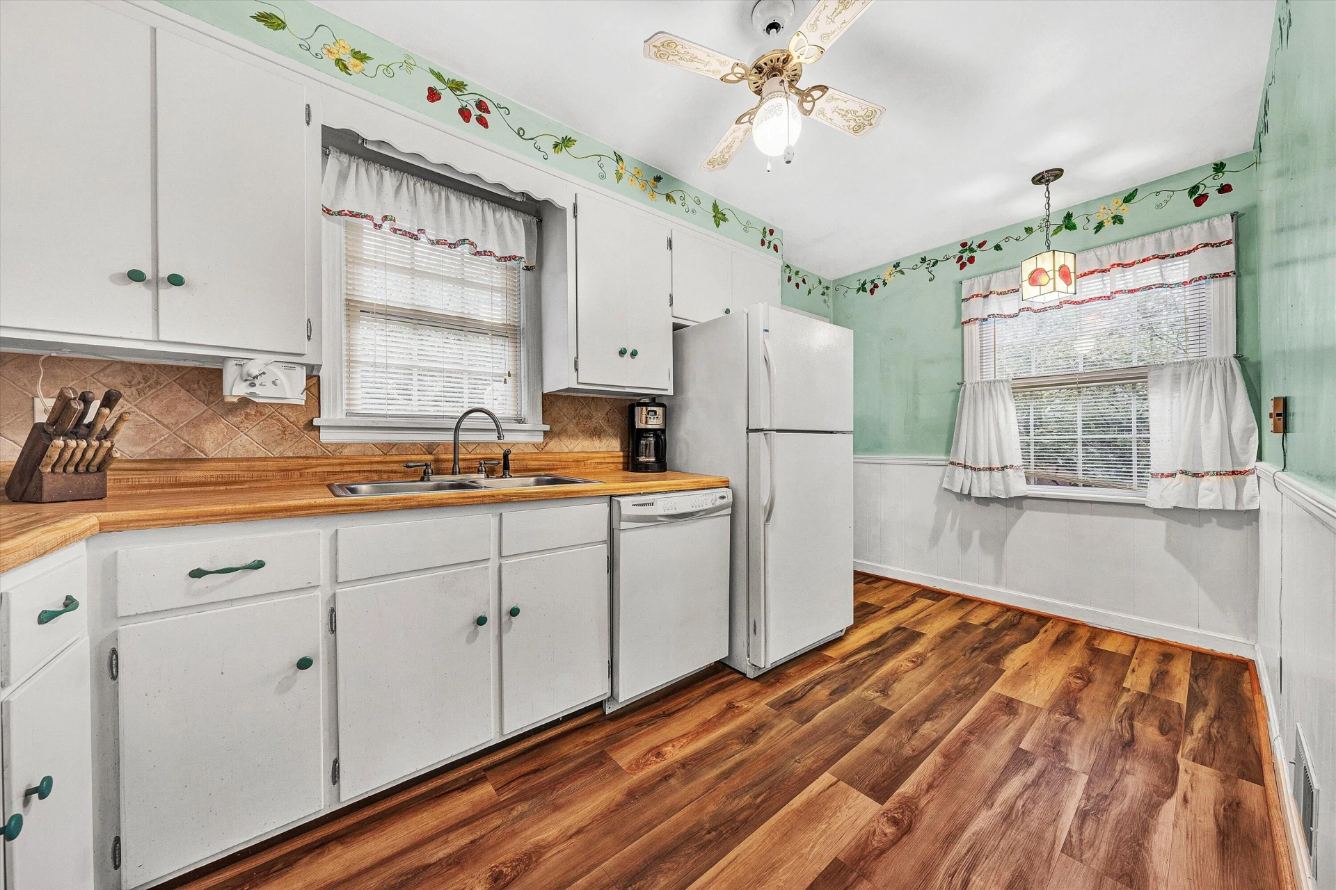 2401 Maiden LN - Photo 7