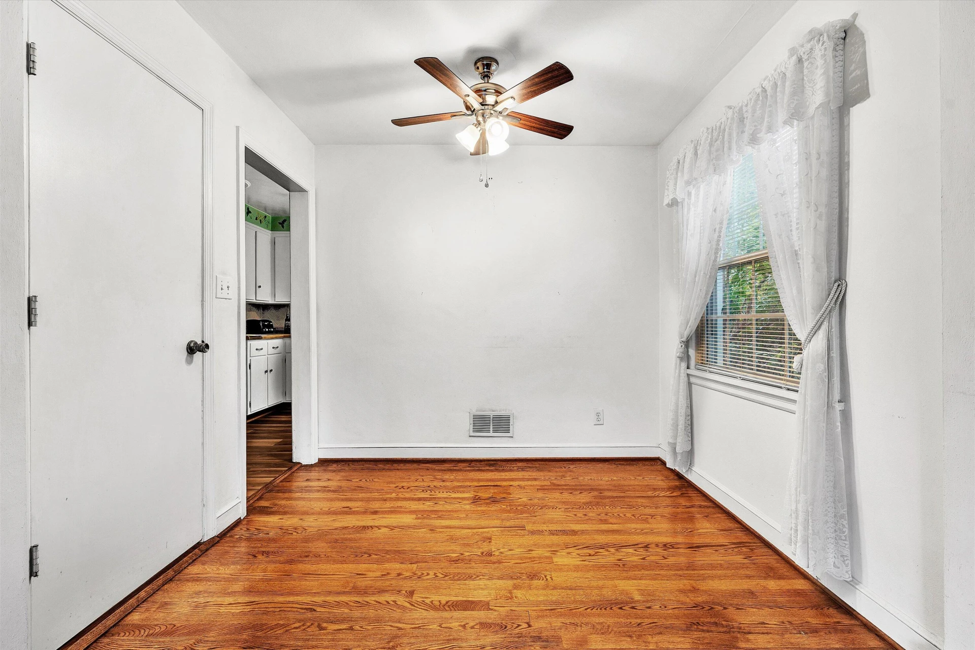 2401 Maiden LN - Photo 8