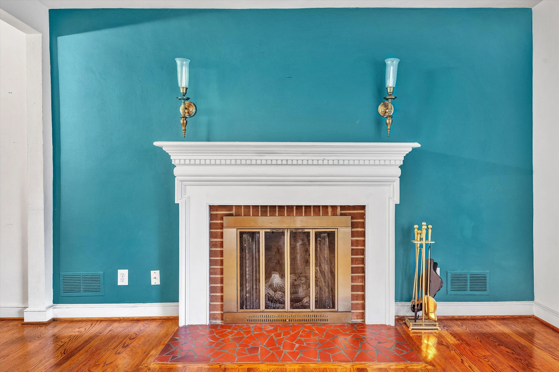 2401 Maiden LN - Photo 9