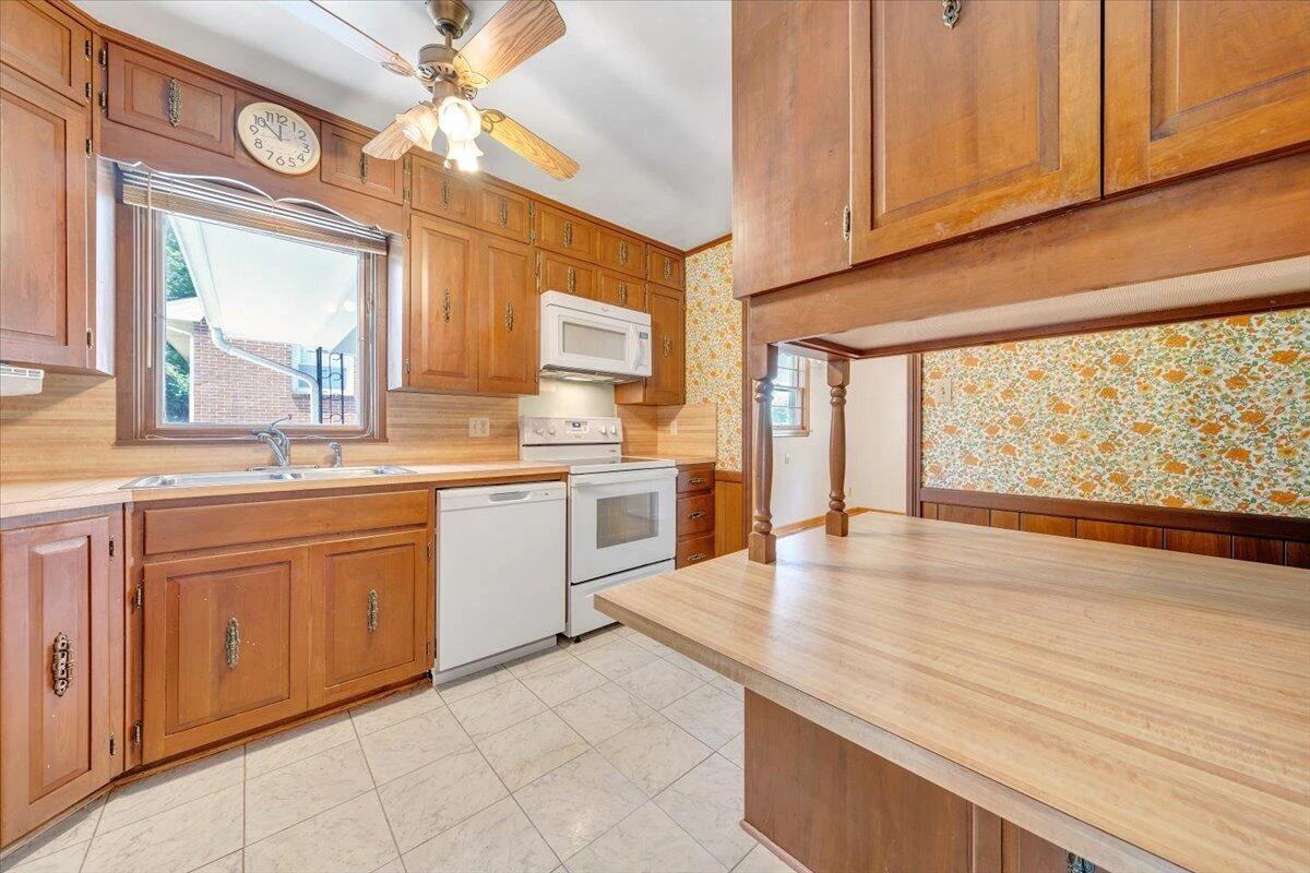 915 Ridgecrest DR - Photo 12