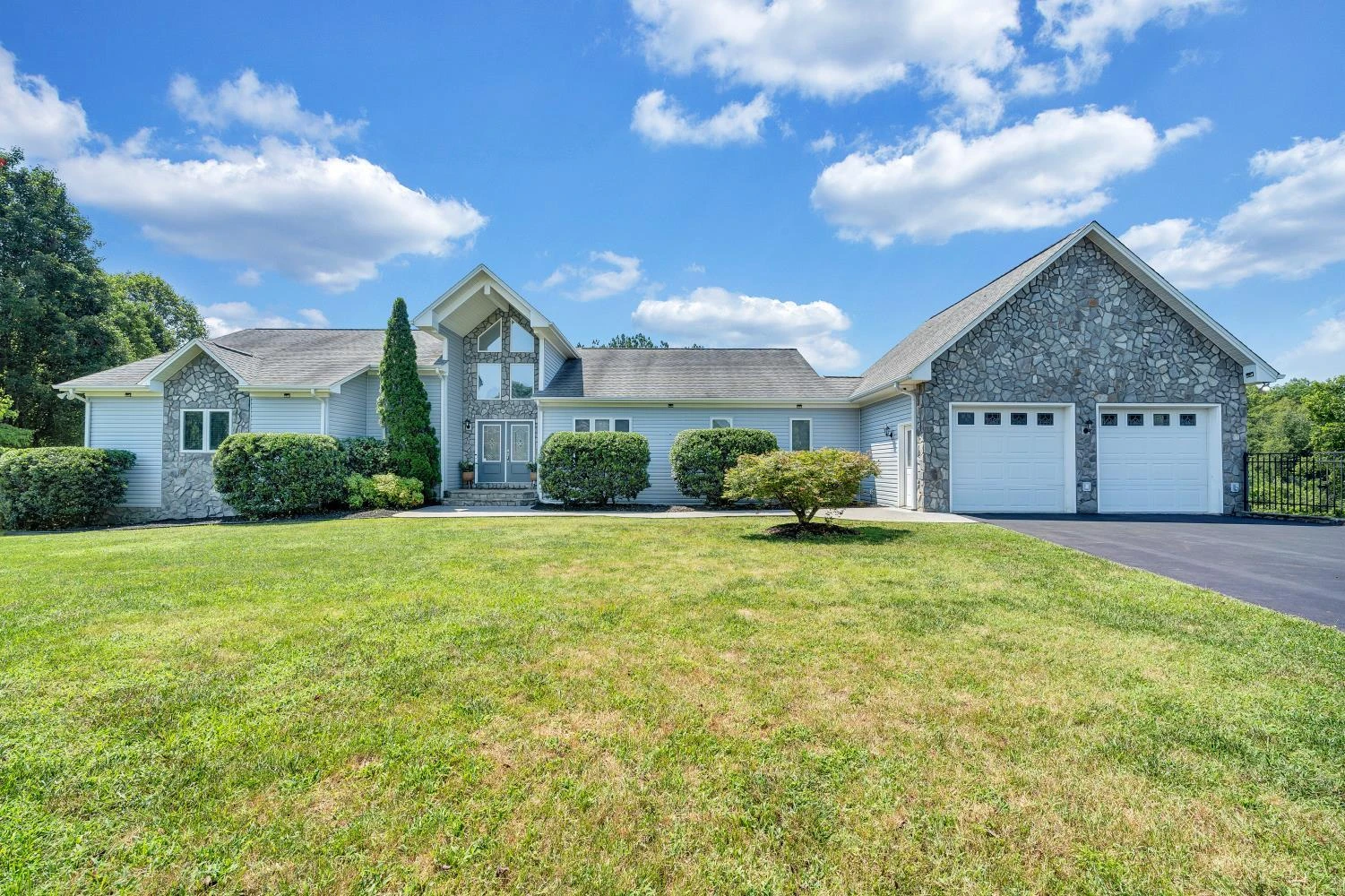 1860 Riverbend DR - Photo 3
