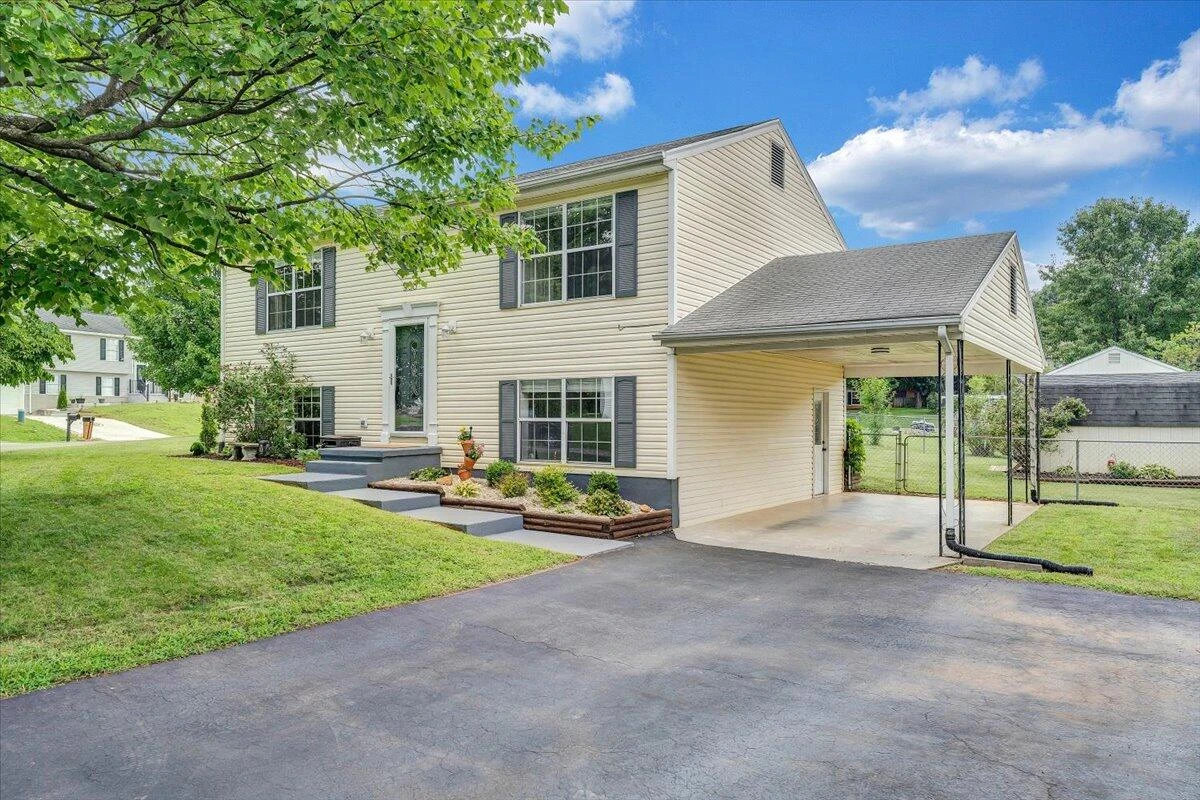 908 Samantha CIR - Photo 2