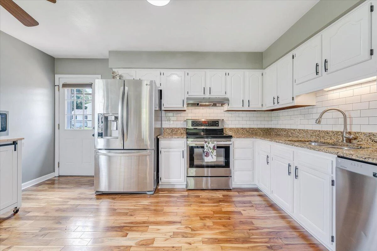 908 Samantha CIR - Photo 21