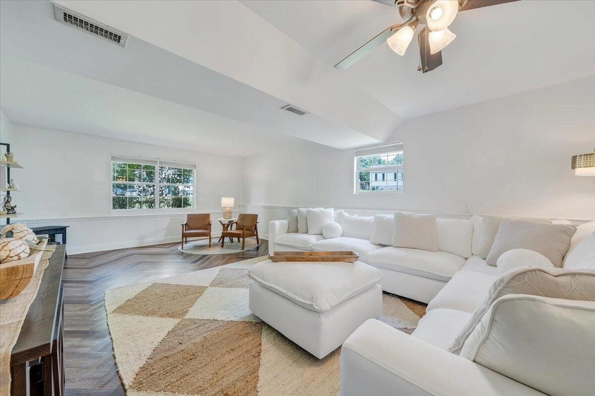 908 Samantha CIR - Photo 5