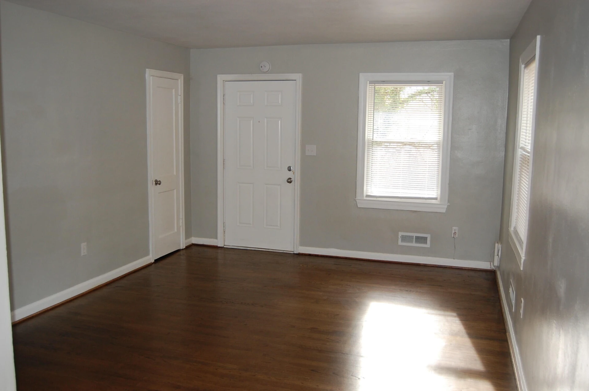 2527 Sanford AVE - Photo 3