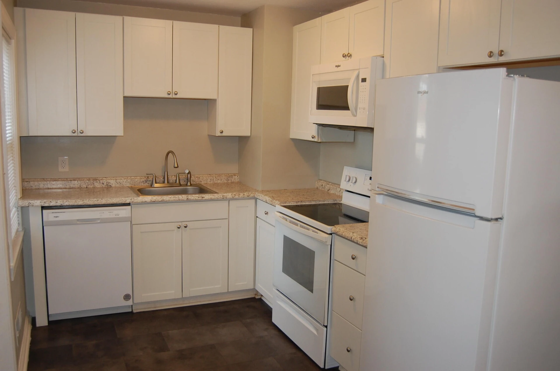 2527 Sanford AVE - Photo 4