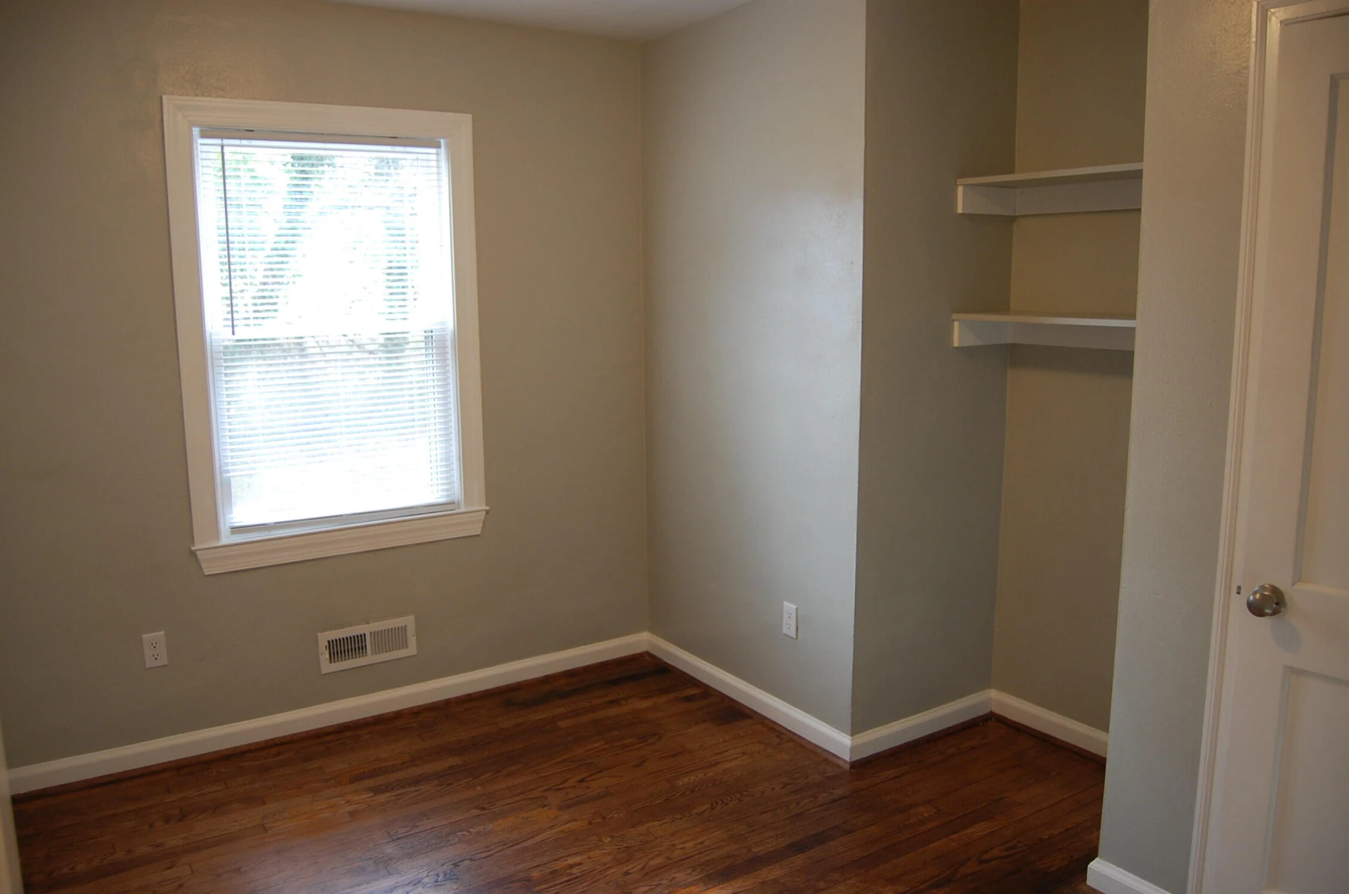 2527 Sanford AVE - Photo 5