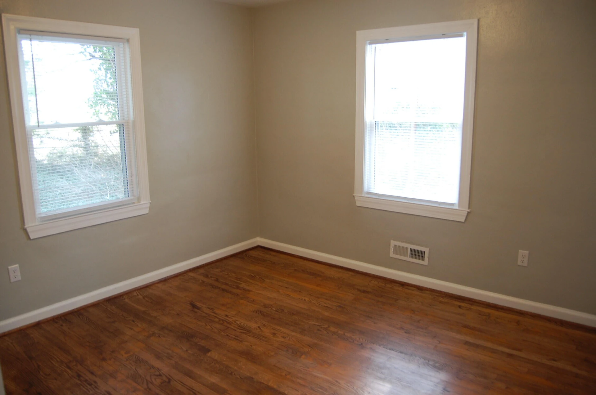 2527 Sanford AVE - Photo 6
