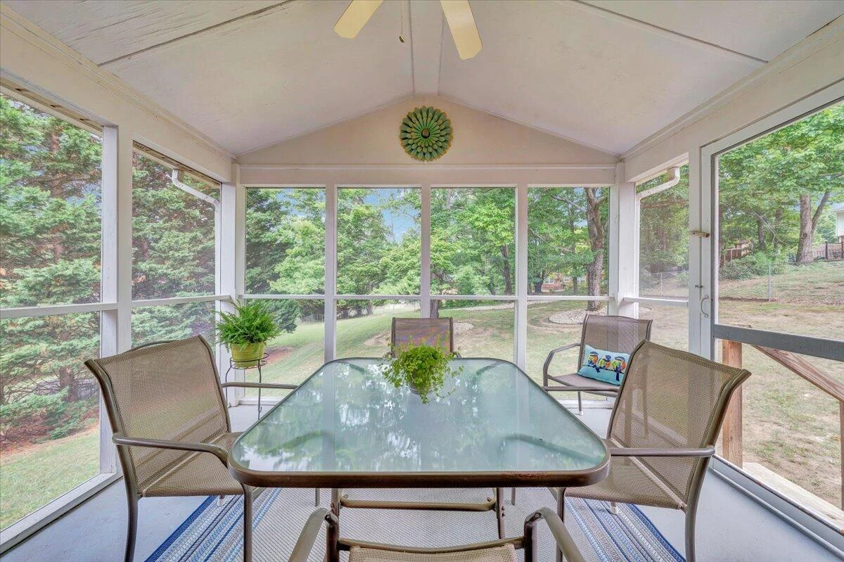 5022 Cave Spring LN - Photo 21