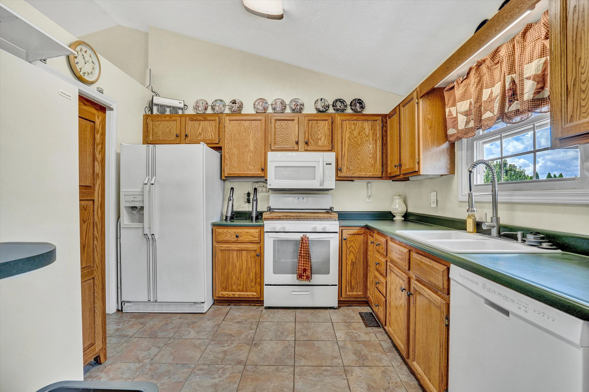 927 Harmon CIR - Photo 11