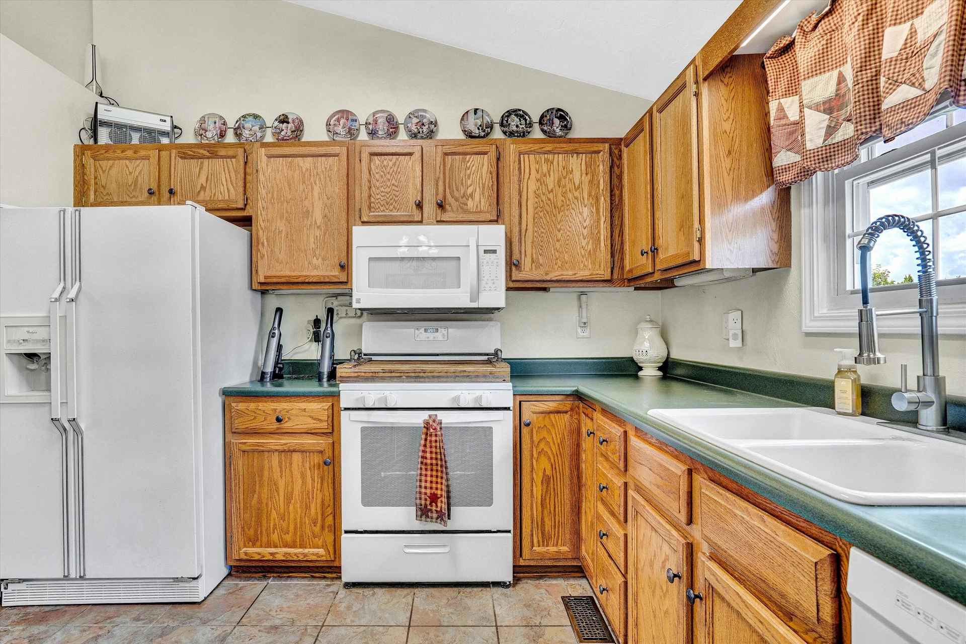 927 Harmon CIR - Photo 13