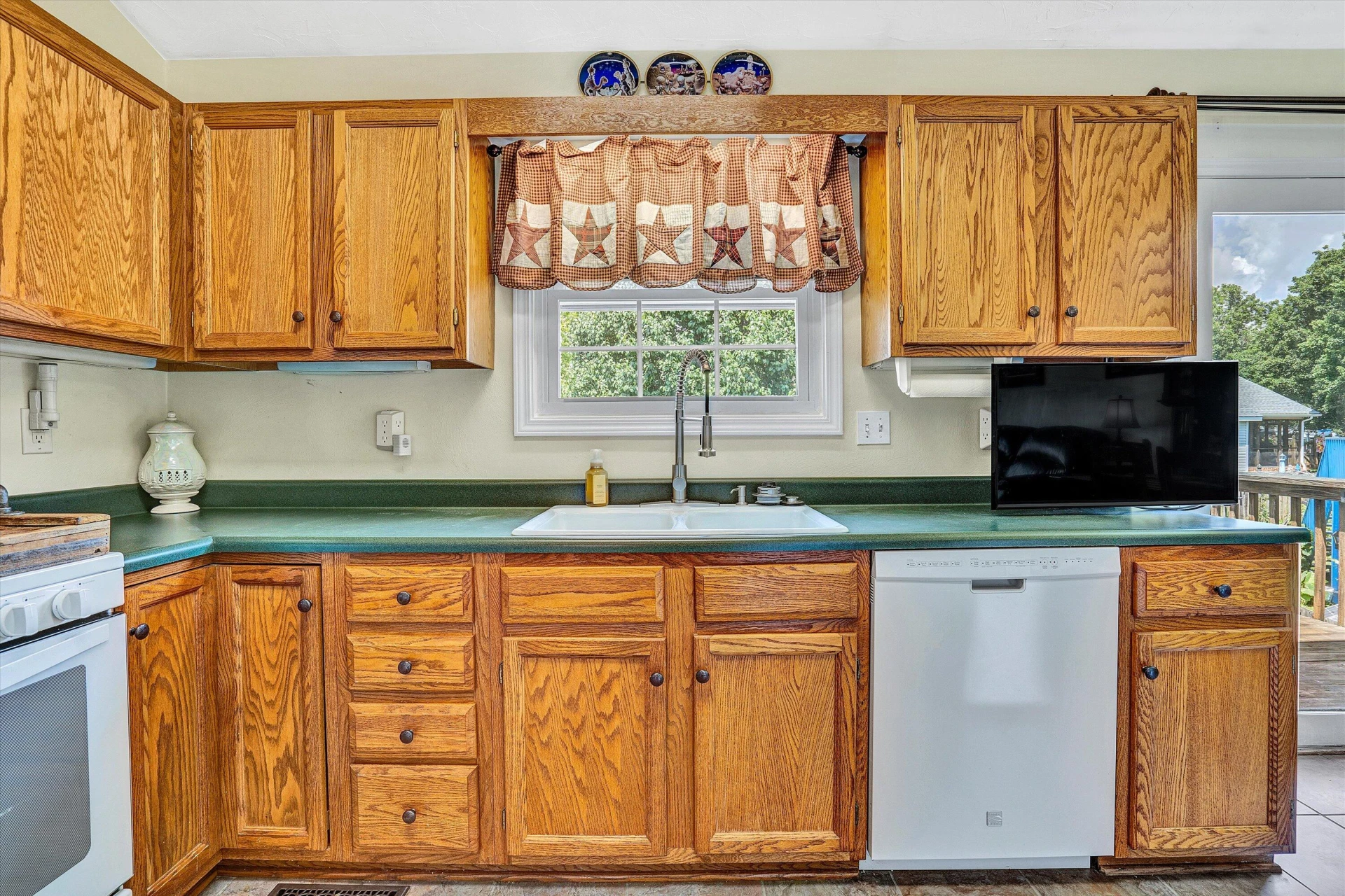 927 Harmon CIR - Photo 15