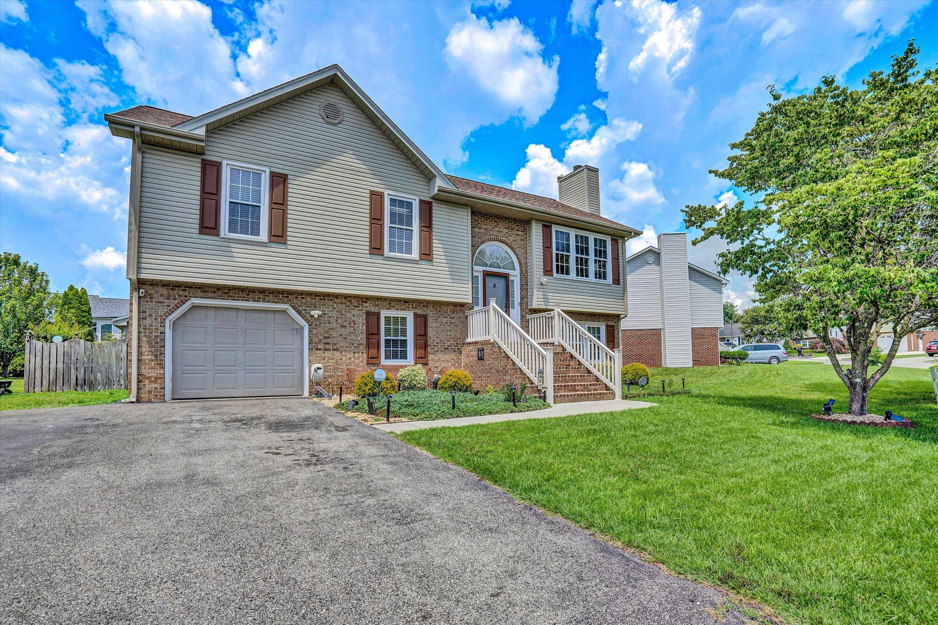 927 Harmon CIR - Photo 2