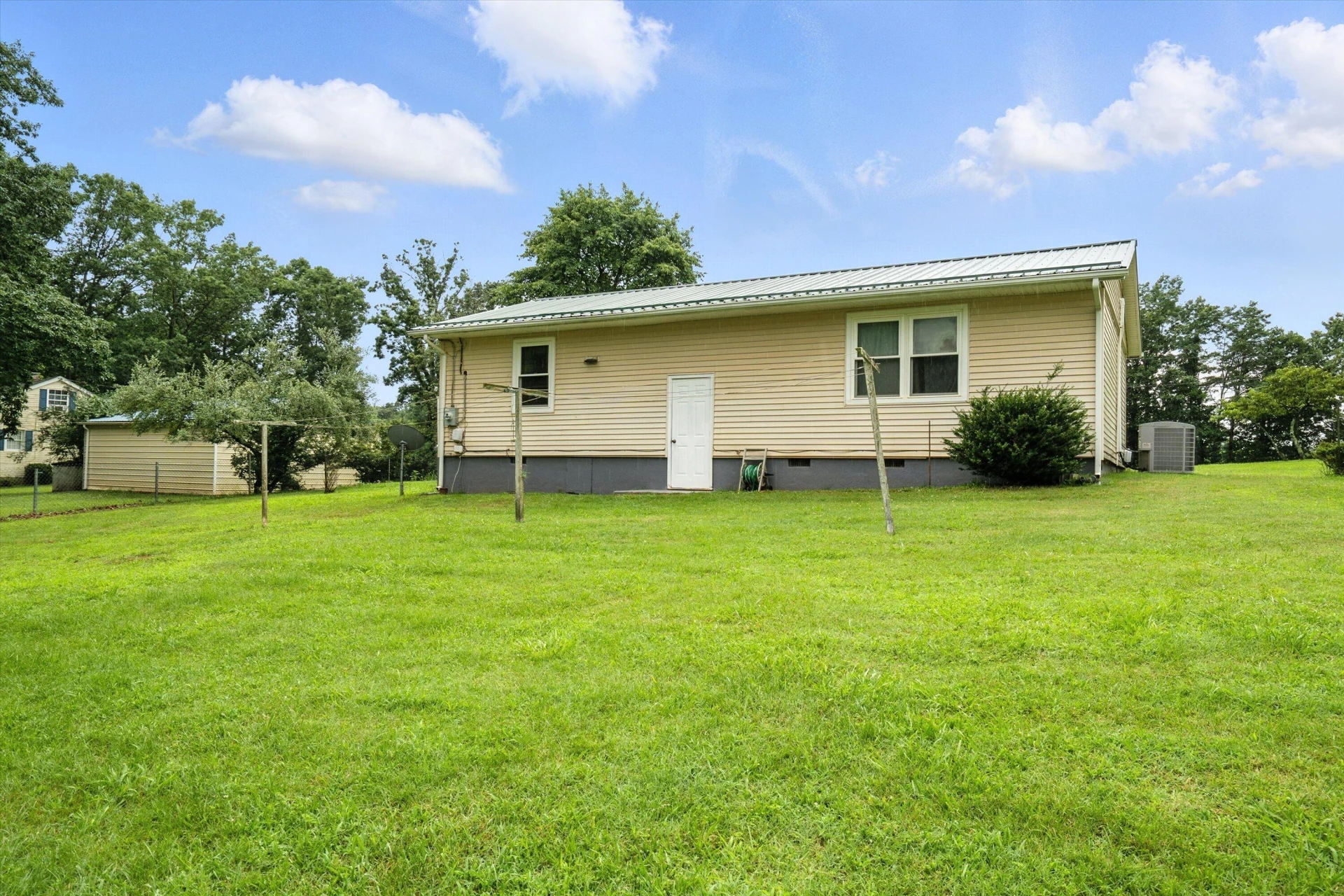 1130 DEEPWOODS RD - Photo 4