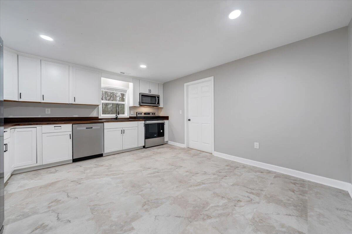 6346 Blacksburg RD - Photo 11
