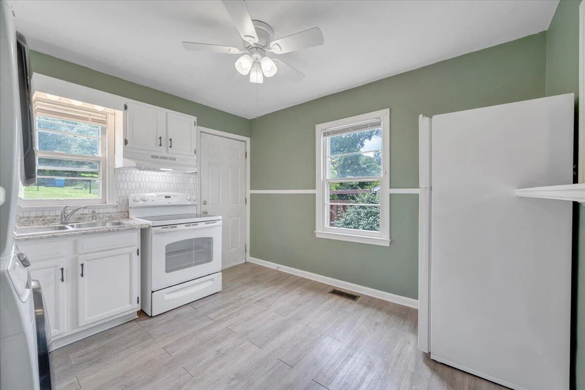 2546 Denniston AVE - Photo 7