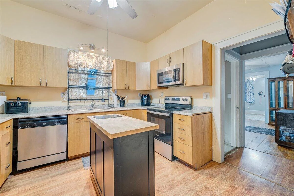 1109 Morehead AVE - Photo 11