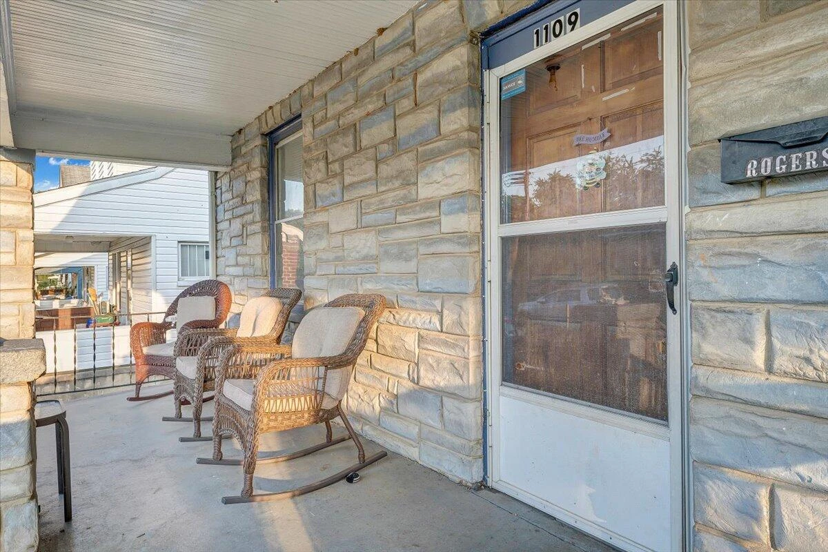 1109 Morehead AVE - Photo 2