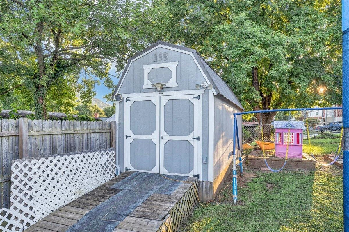 1109 Morehead AVE - Photo 28