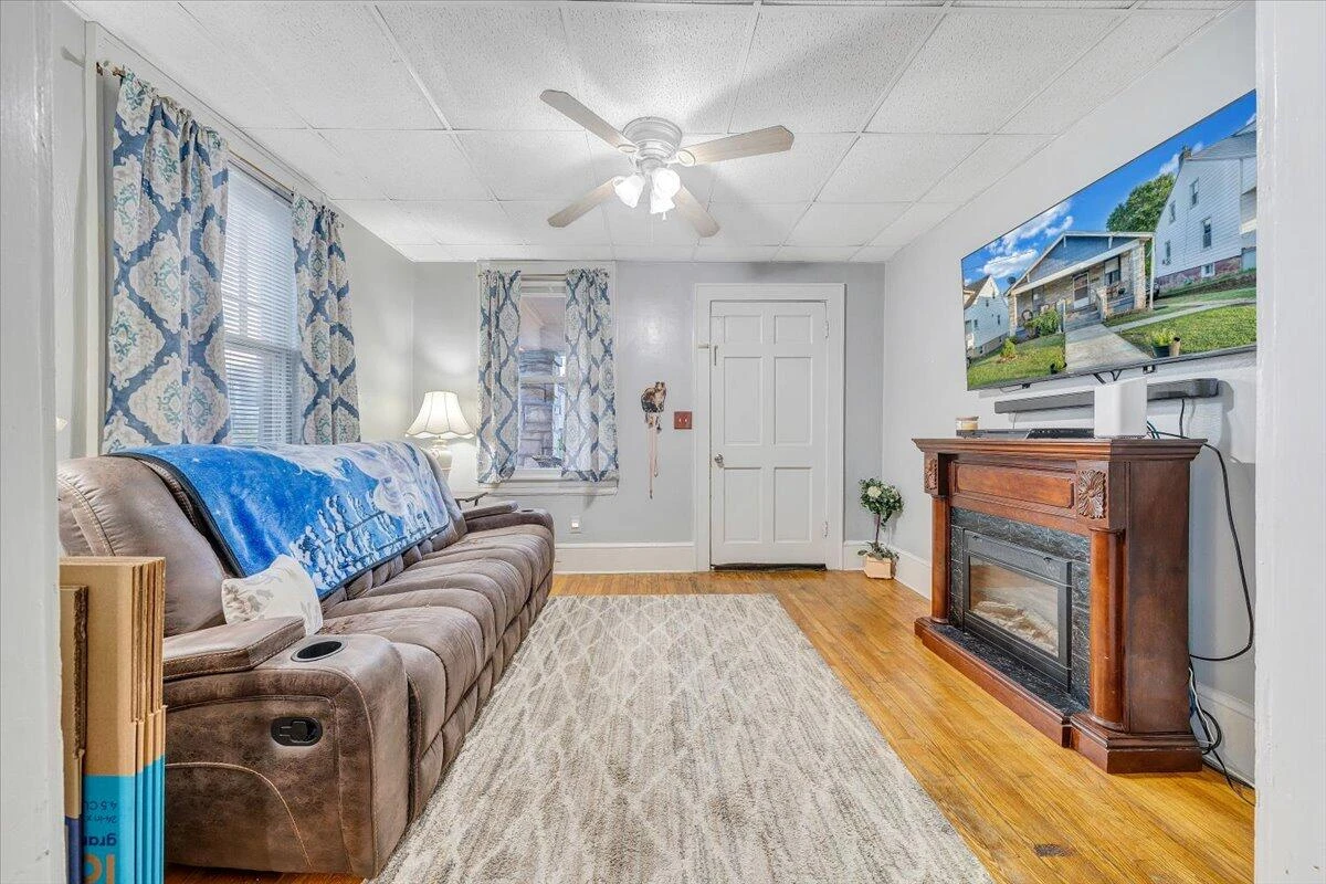 1109 Morehead AVE - Photo 3