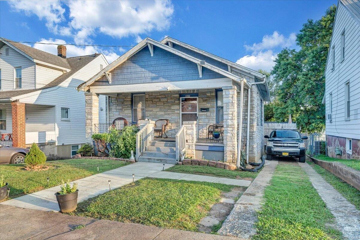 1109 Morehead AVE - Photo 36