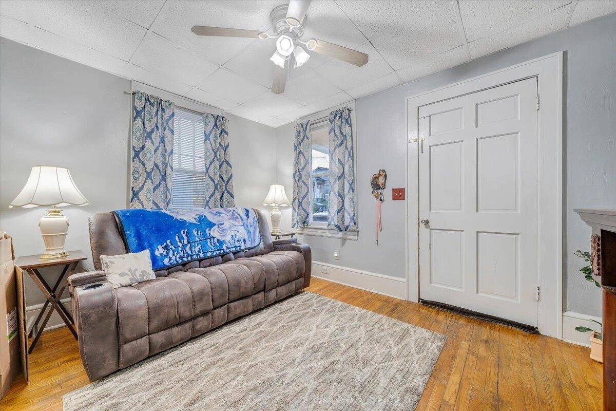 1109 Morehead AVE - Photo 4
