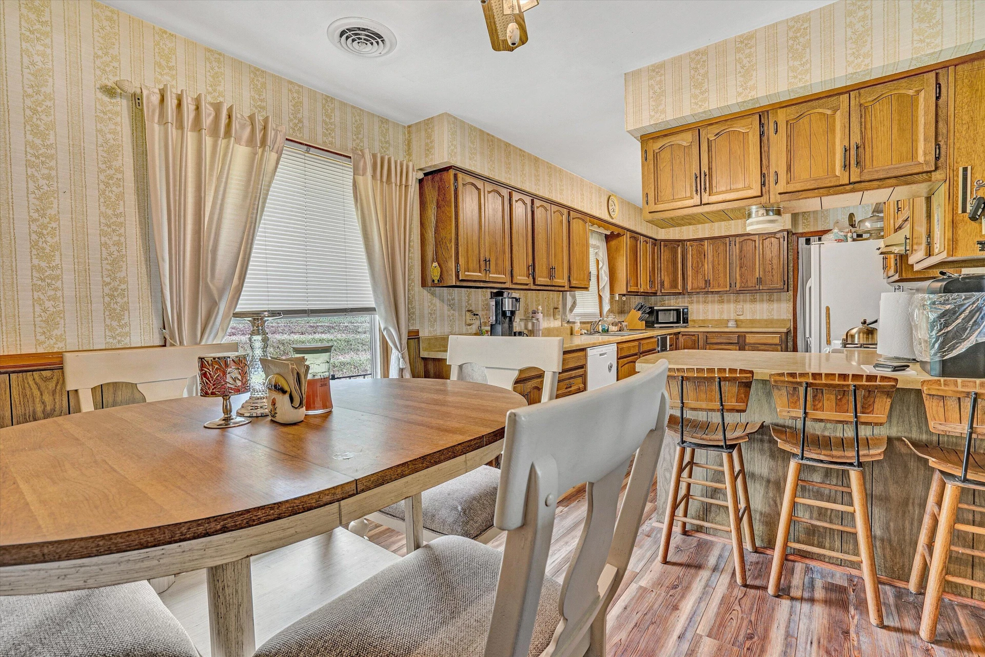3525 Andrew AVE - Photo 5