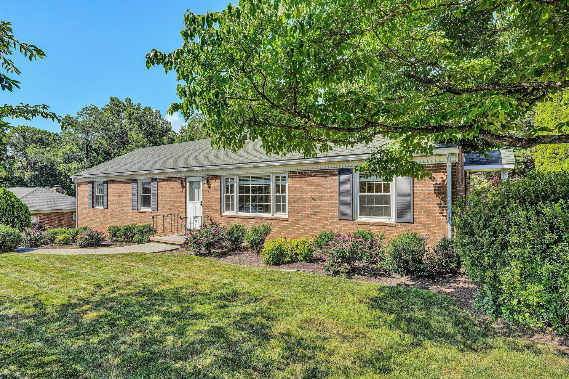4212 Woodridge DR - Photo 2