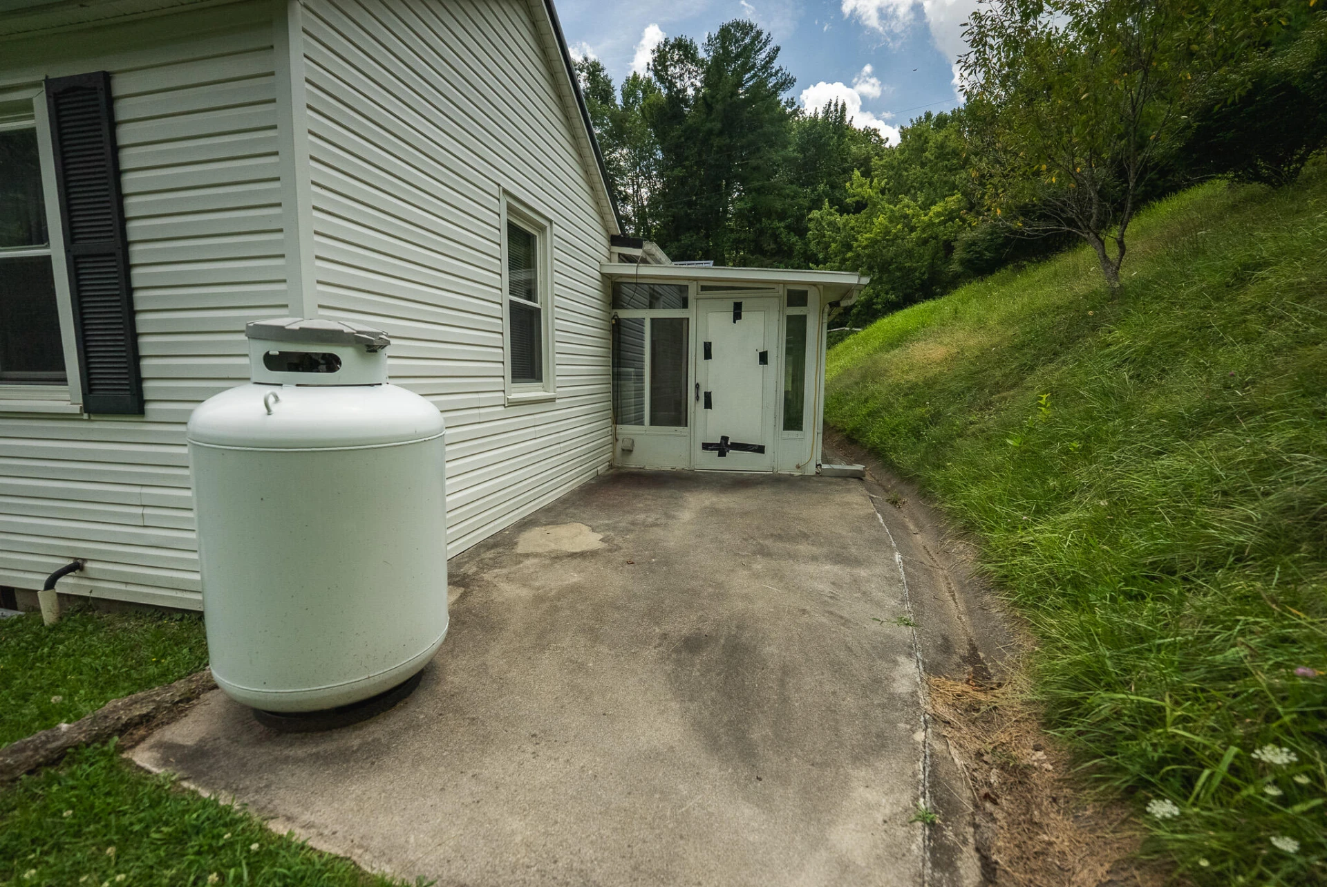 4752 Webbs Mill RD - Photo 4