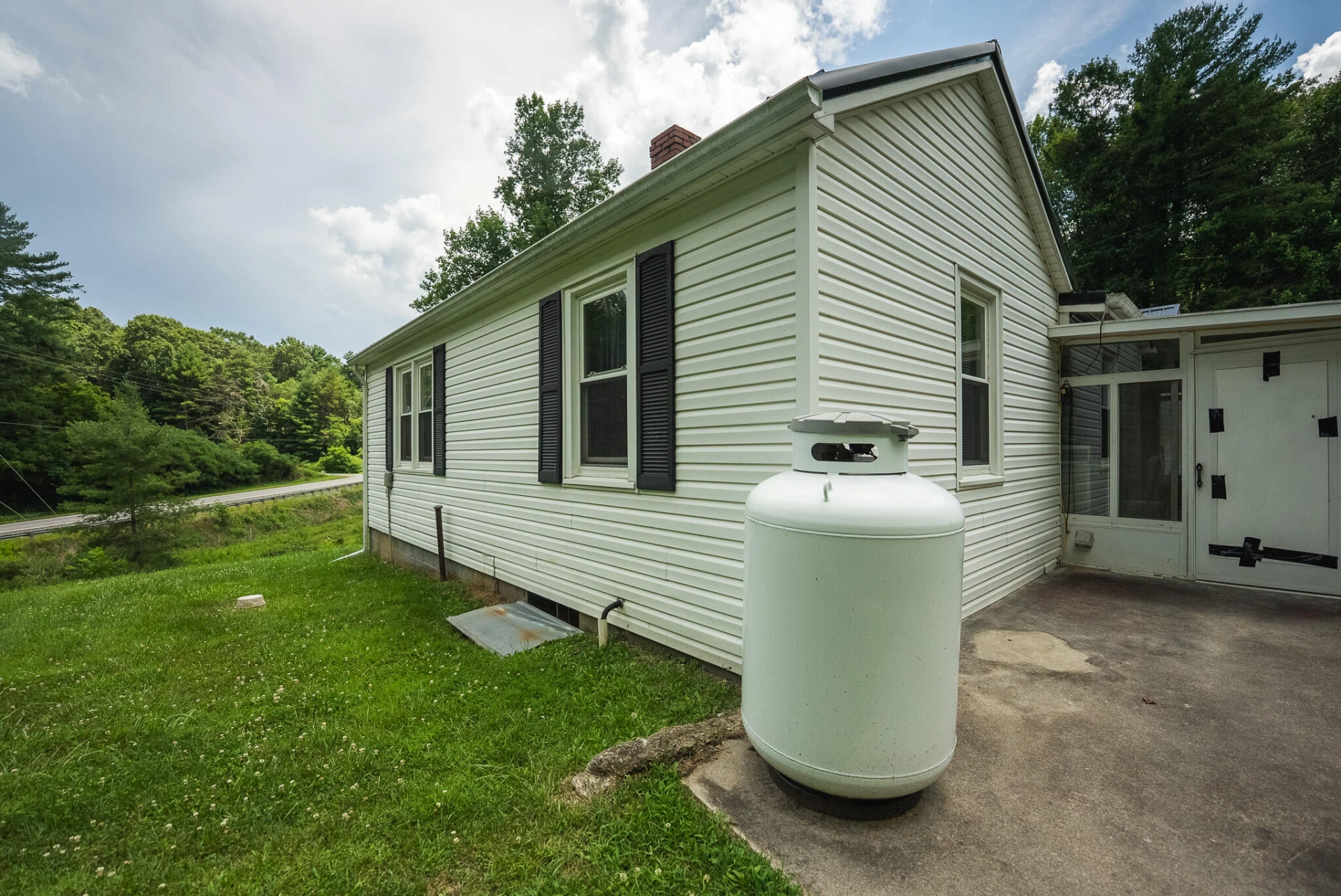 4752 Webbs Mill RD - Photo 5