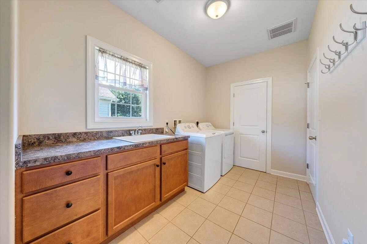 1077 Barrow Hills DR - Photo 23