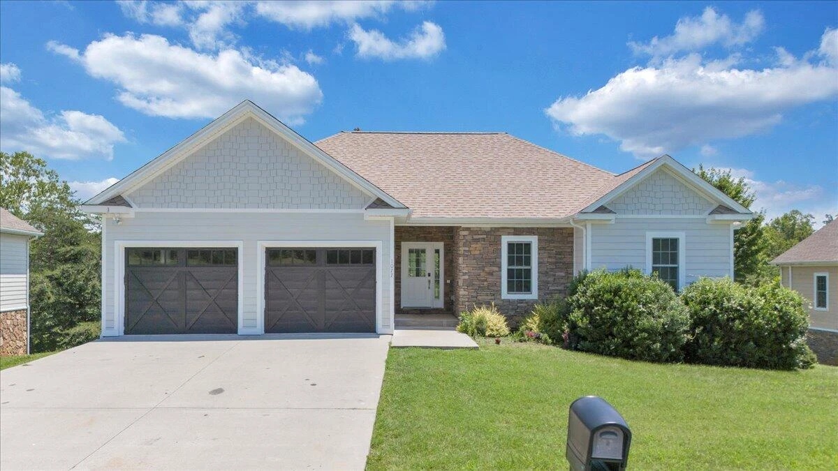 1077 Barrow Hills DR - Photo 3