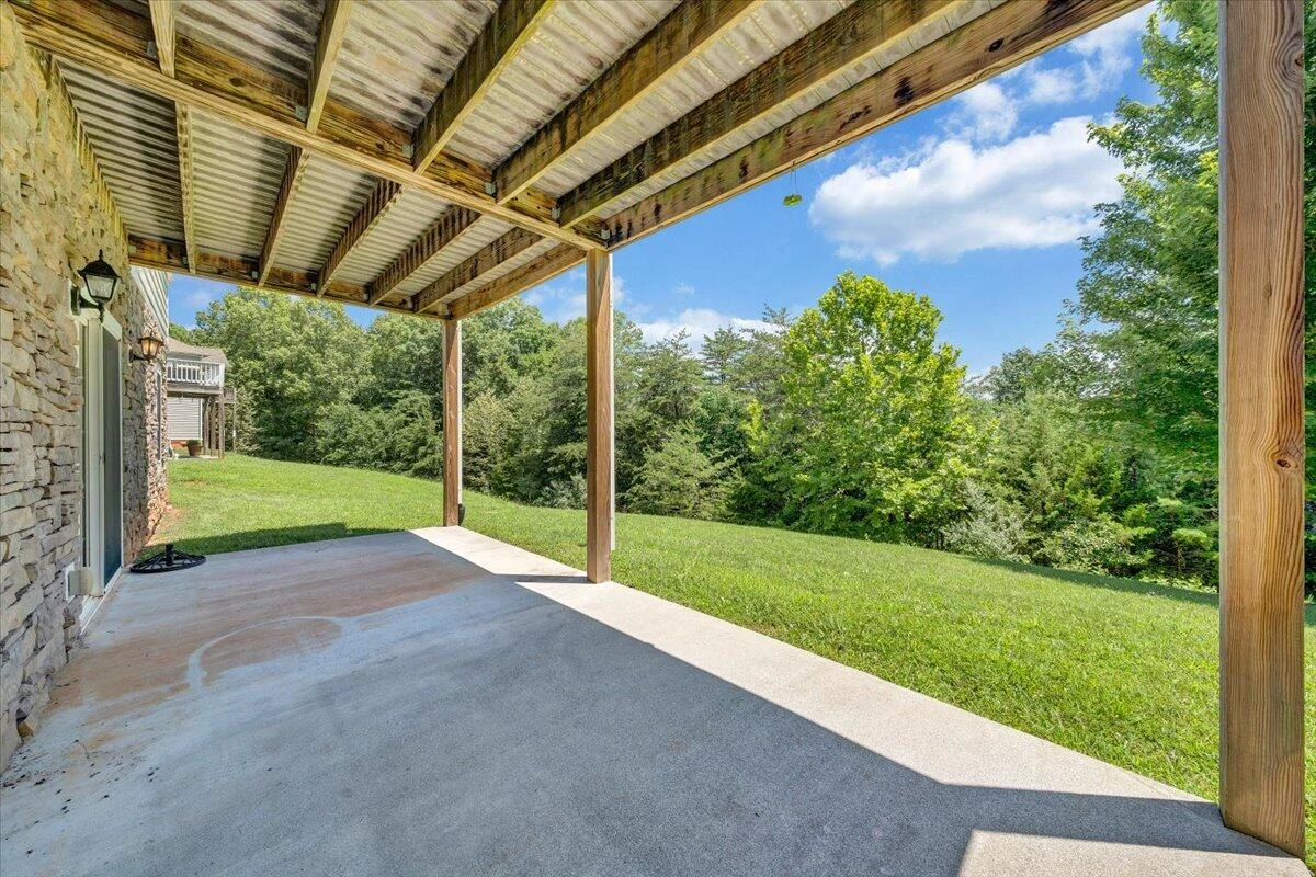 1077 Barrow Hills DR - Photo 60