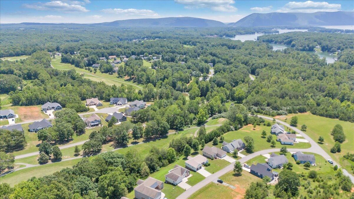 1077 Barrow Hills DR - Photo 81