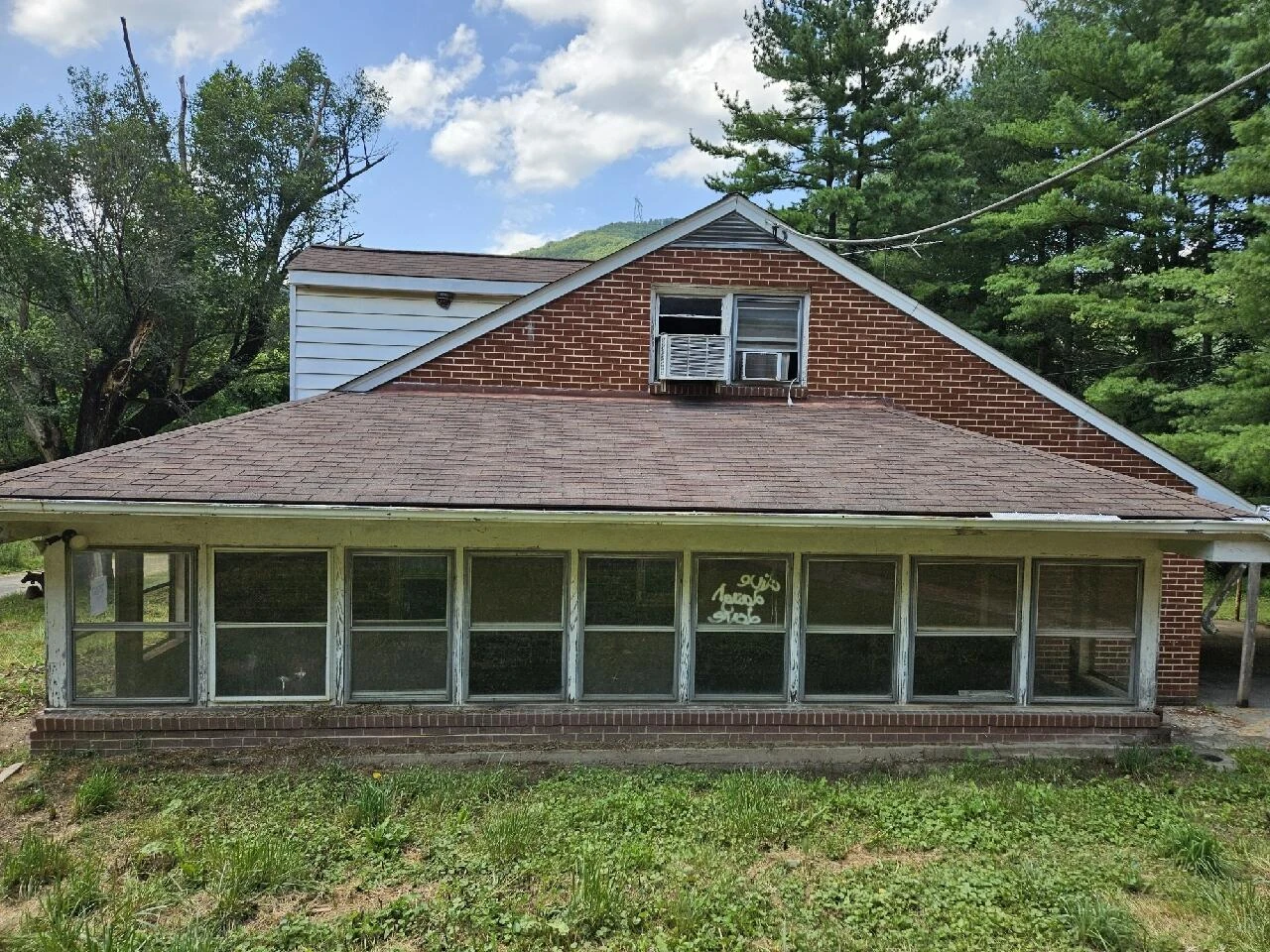 1050 TOWER RD - Photo 4