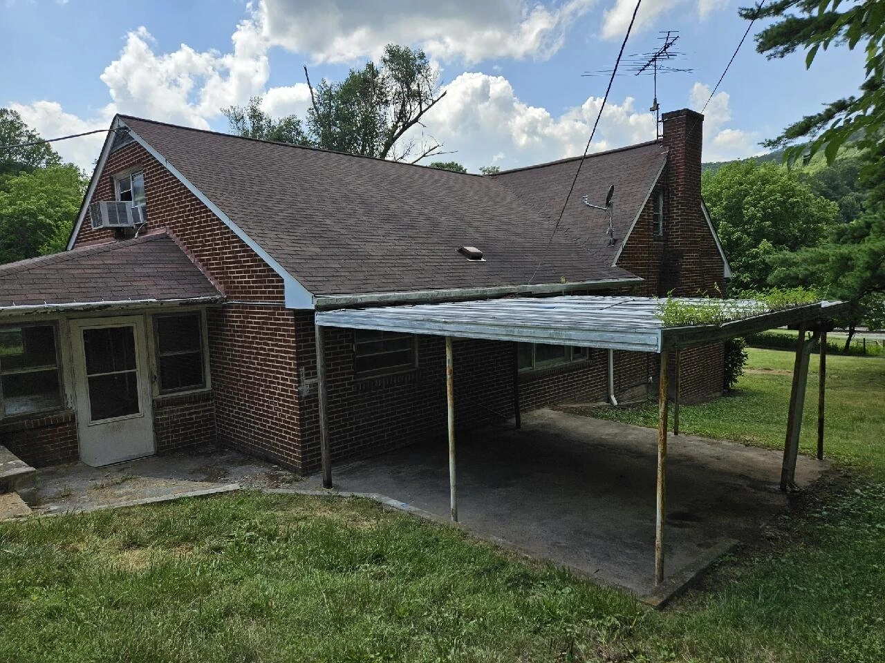 1050 TOWER RD - Photo 5