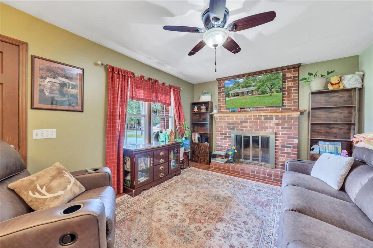 410 Rakes RD - Photo 4