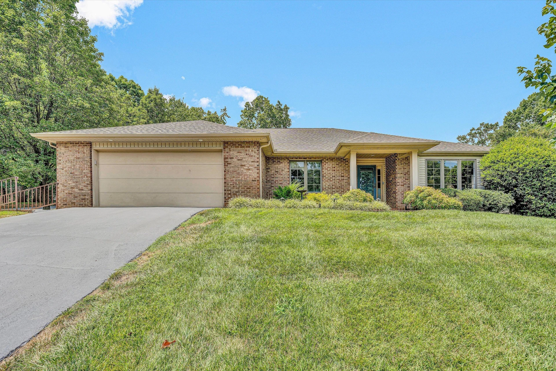 1815 Northwoods LN