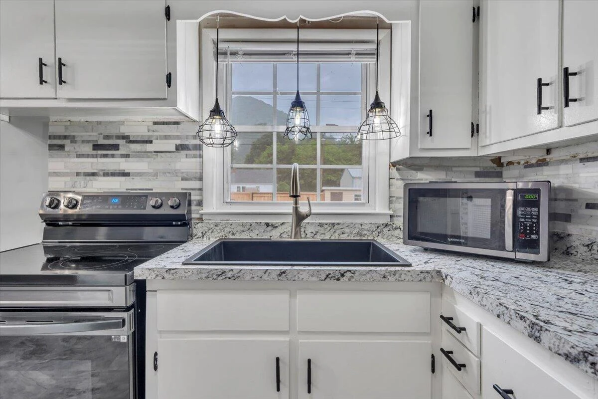 1126 Kanawha ST - Photo 10