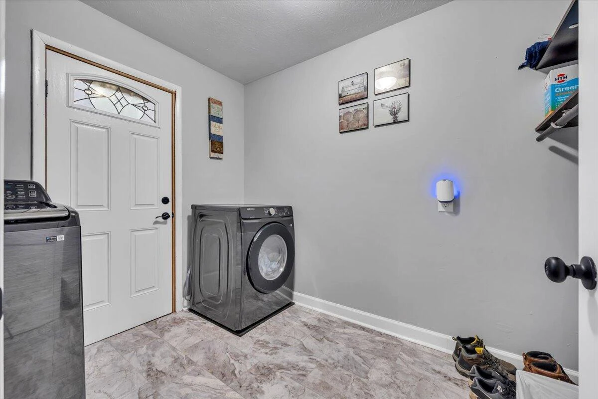 1126 Kanawha ST - Photo 18