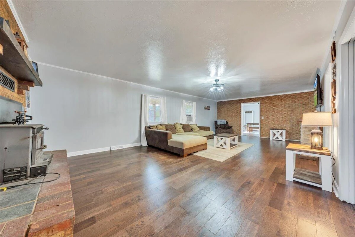 1126 Kanawha ST - Photo 2