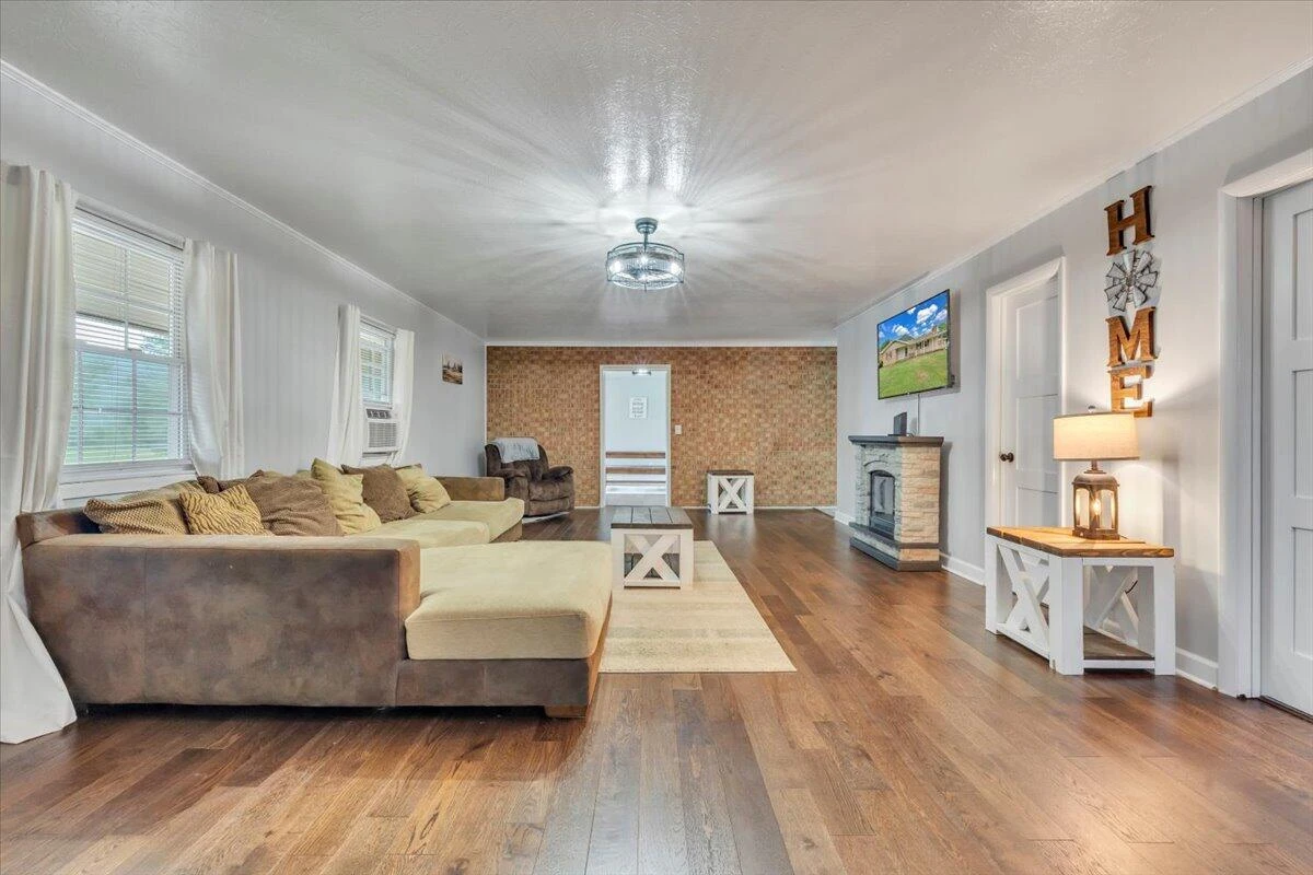 1126 Kanawha ST - Photo 4