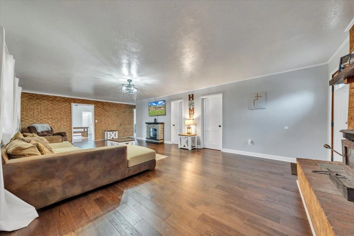 1126 Kanawha ST - Photo 6