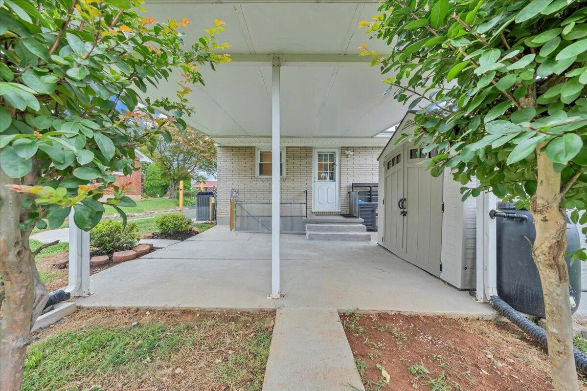 2410 Portland AVE - Photo 32