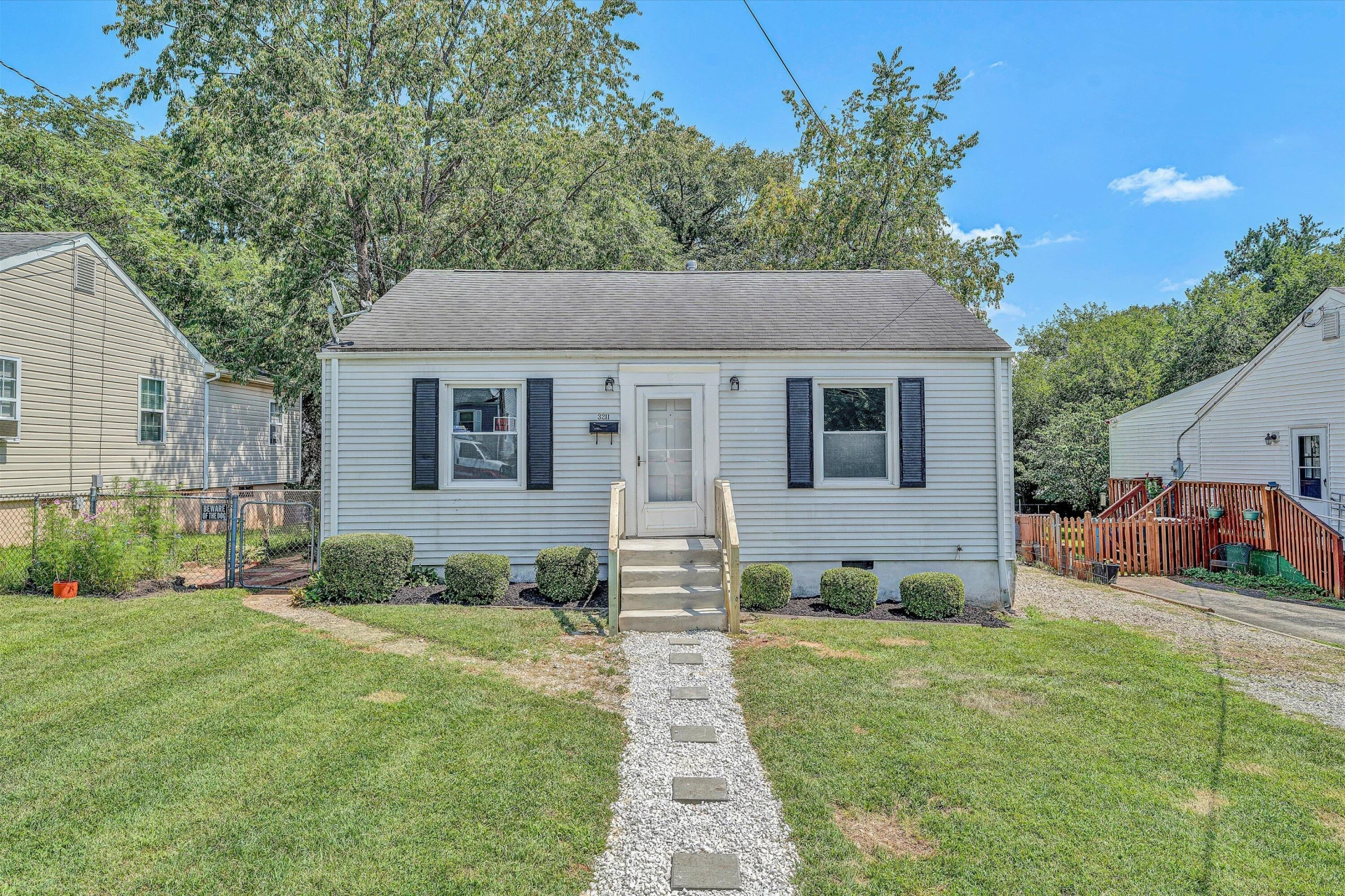 3211 Maplelawn AVE - Photo 2