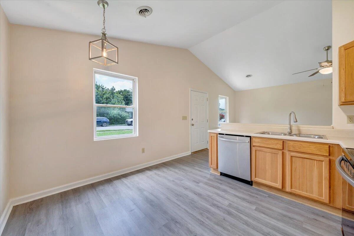 1554 Riverdale RD - Photo 13