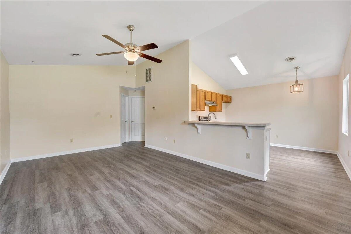1554 Riverdale RD - Photo 2