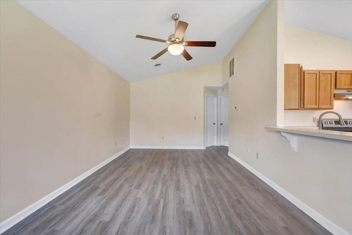 1554 Riverdale RD - Photo 3