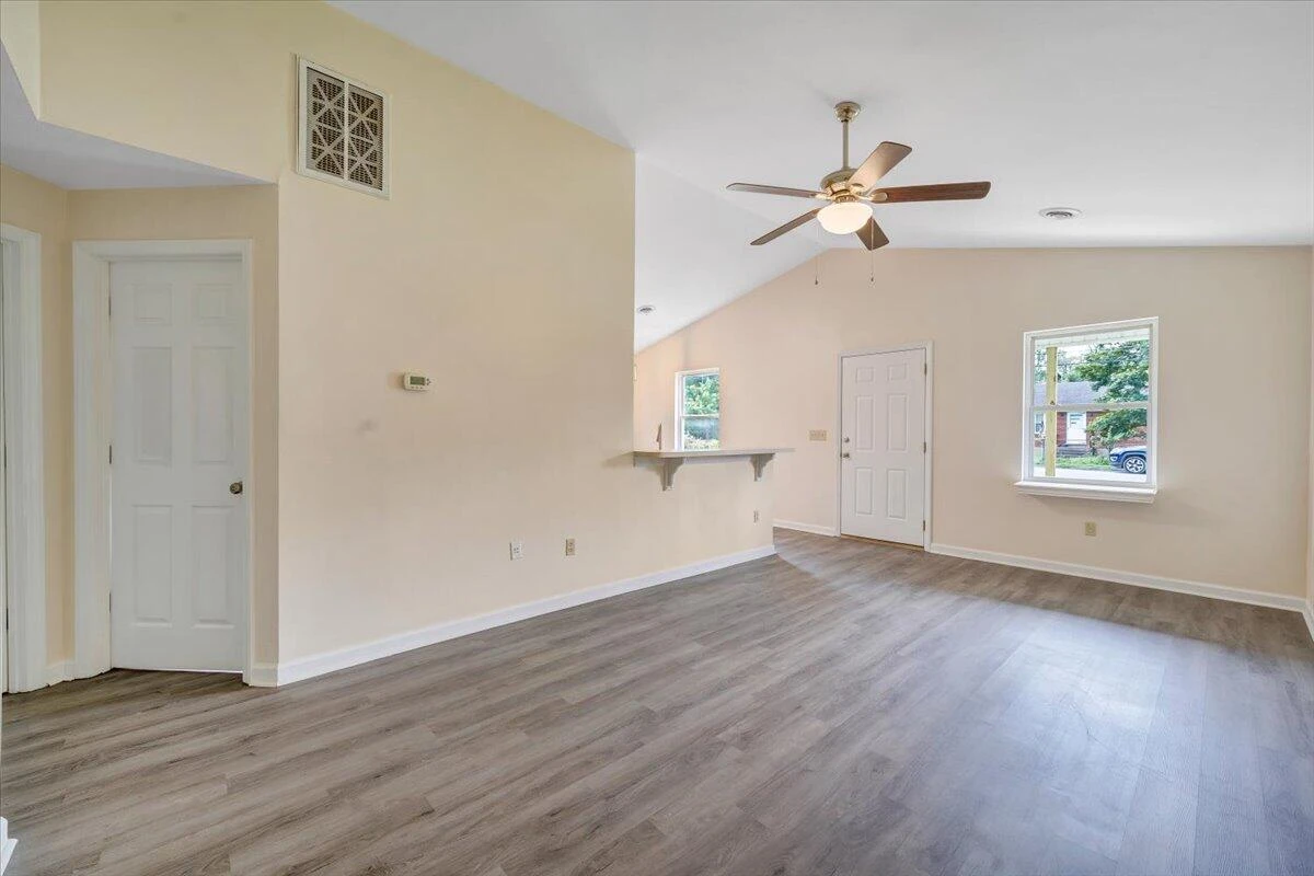 1554 Riverdale RD - Photo 4